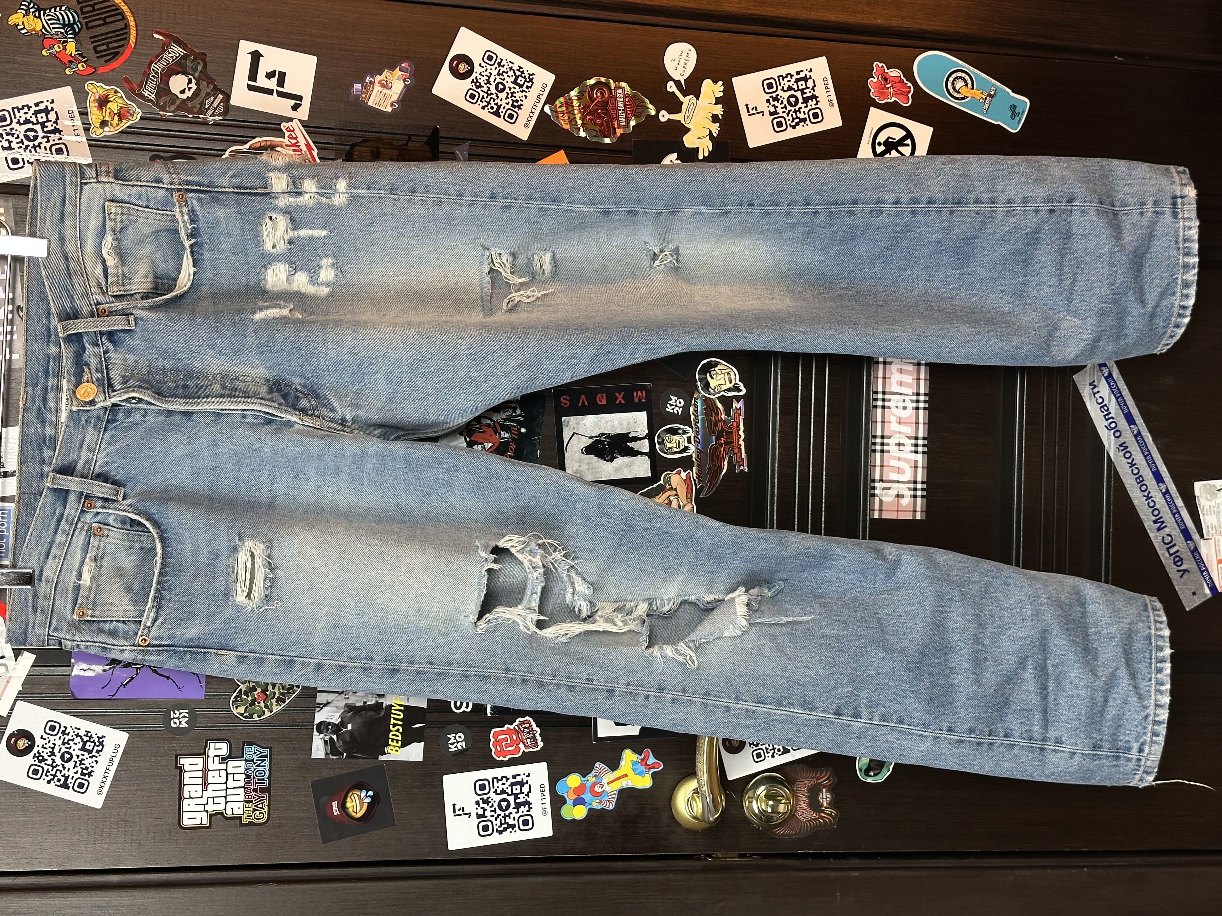 Vetements VETEMENTS FW19 Demna Anarchy Logo Distressed Blue Jeans