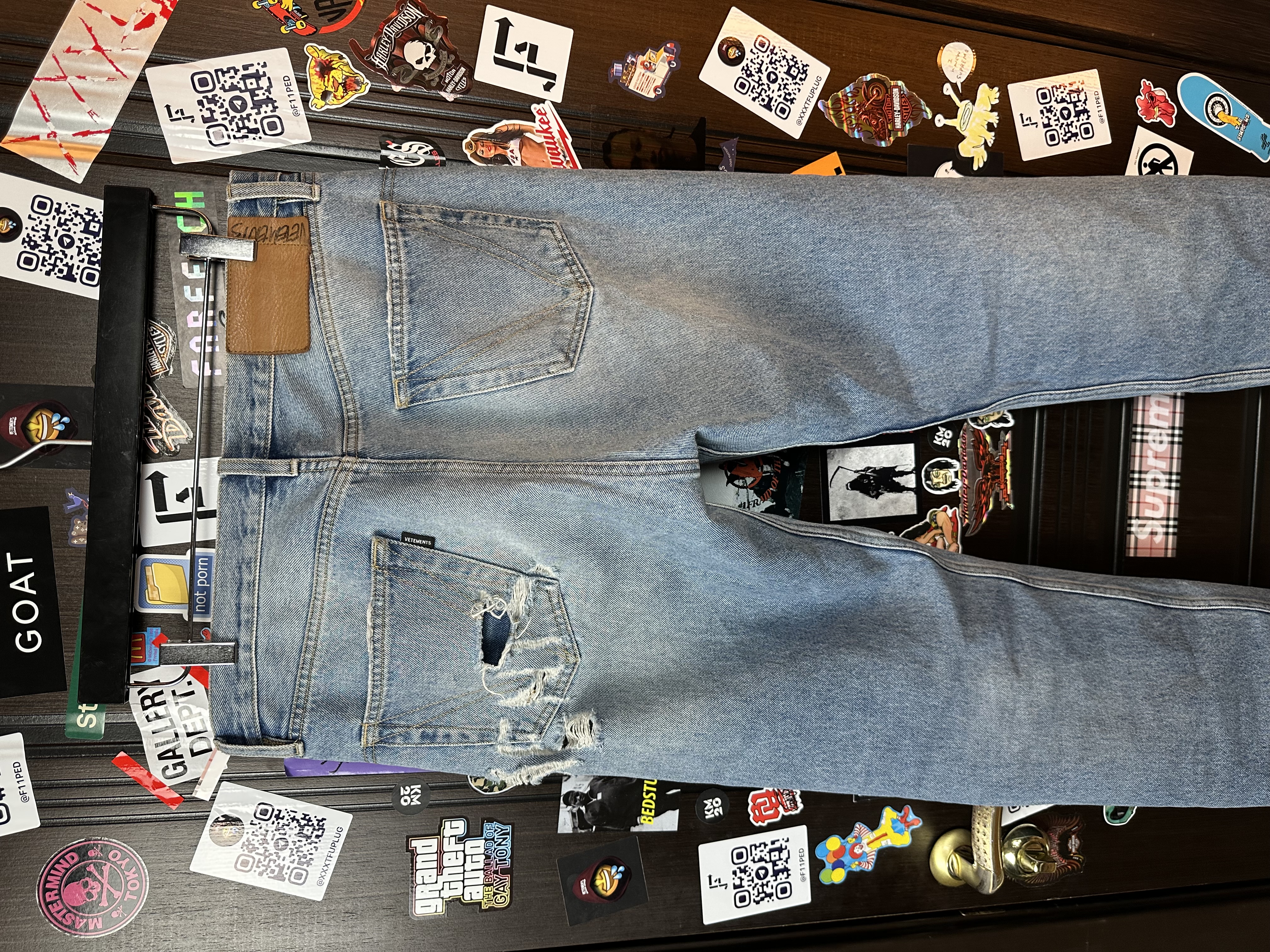 Vetements VETEMENTS FW19 Demna Anarchy Logo Distressed Blue Jeans